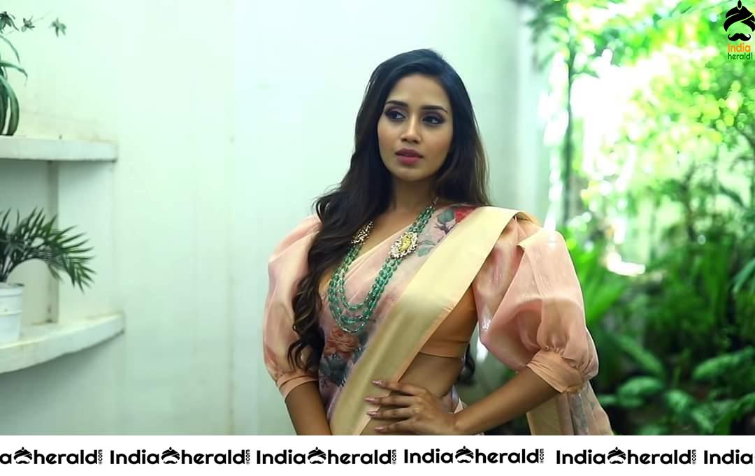 Dusky Beauty Nivetha Pethuraj Hot and Tempting Photos Set 3