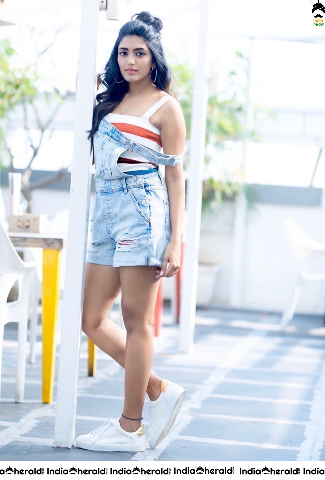 Eesha Rebba flaunts her Hot Thighs and Sexy Smile