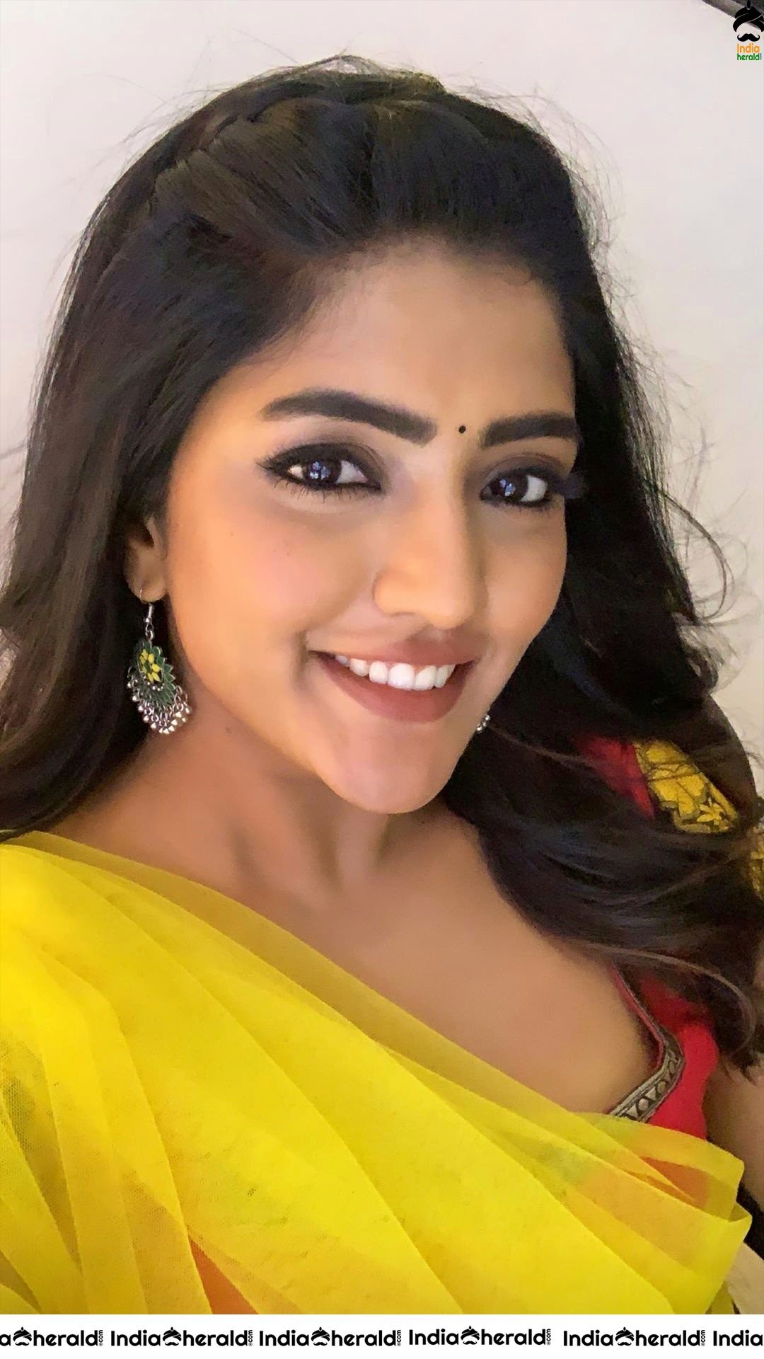 Eesha Rebba flaunts her Hot Thighs and Sexy Smile