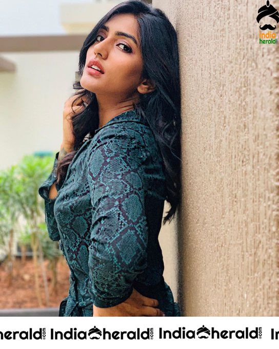 Eesha Rebba flaunts her Hot Thighs and Sexy Smile
