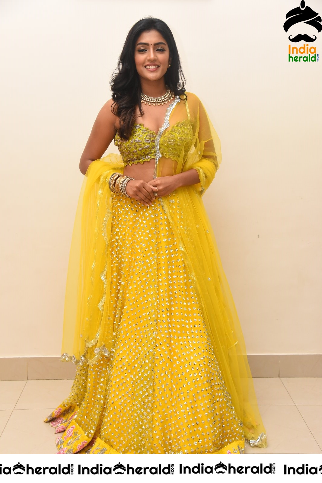 Eesha Rebba Hot In Yellow Sleevelss Blouse And Skirt Exposing Her Waist Set 2