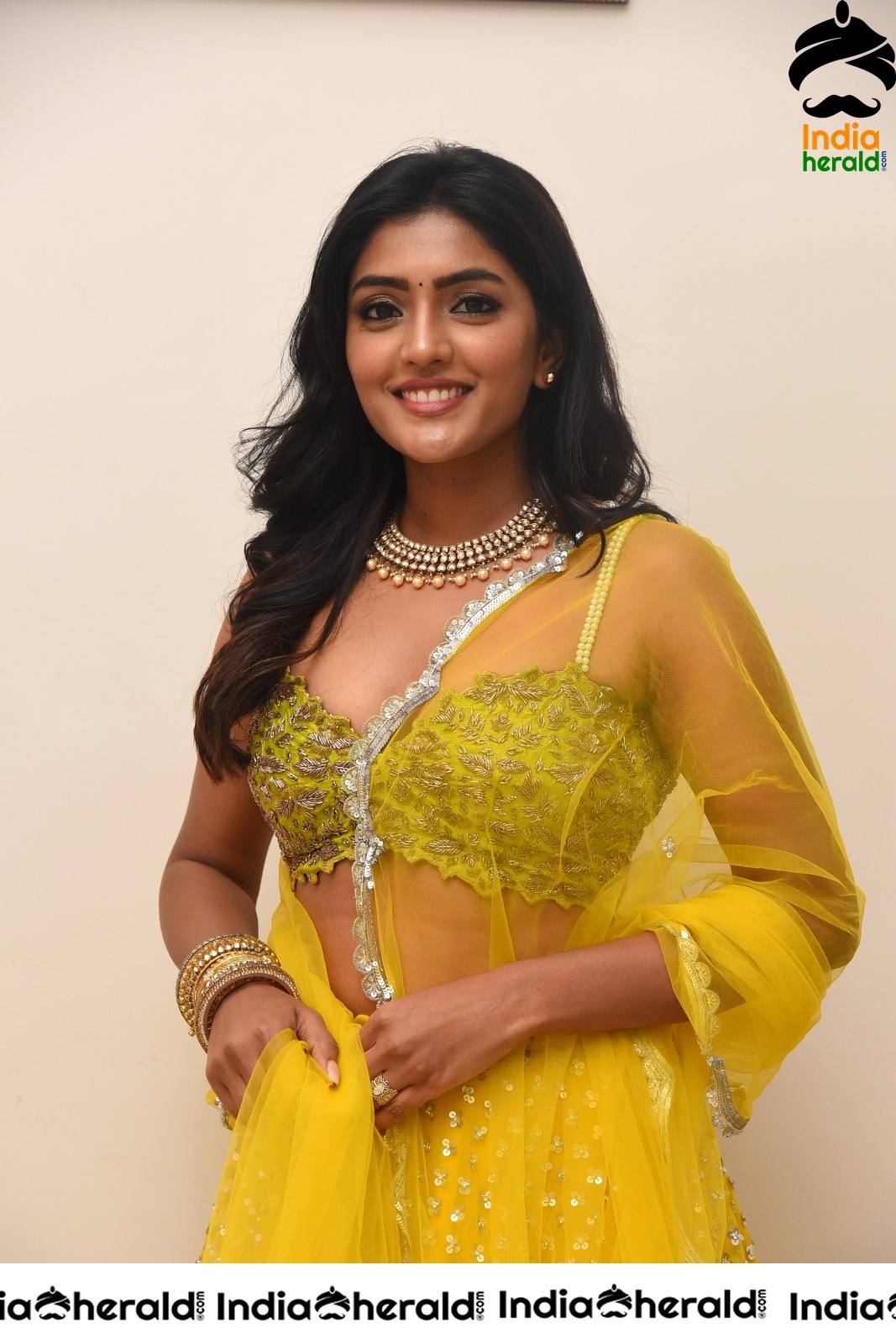 Eesha Rebba Hot In Yellow Sleevelss Blouse And Skirt Exposing Her Waist Set 2