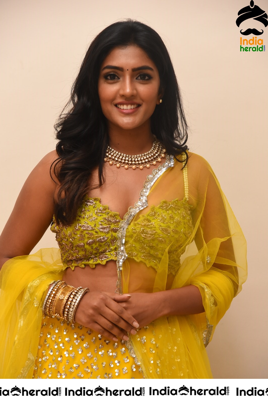 Eesha Rebba Hot In Yellow Sleeveless Blouse And Skirt Exposing Her Waist Set 3