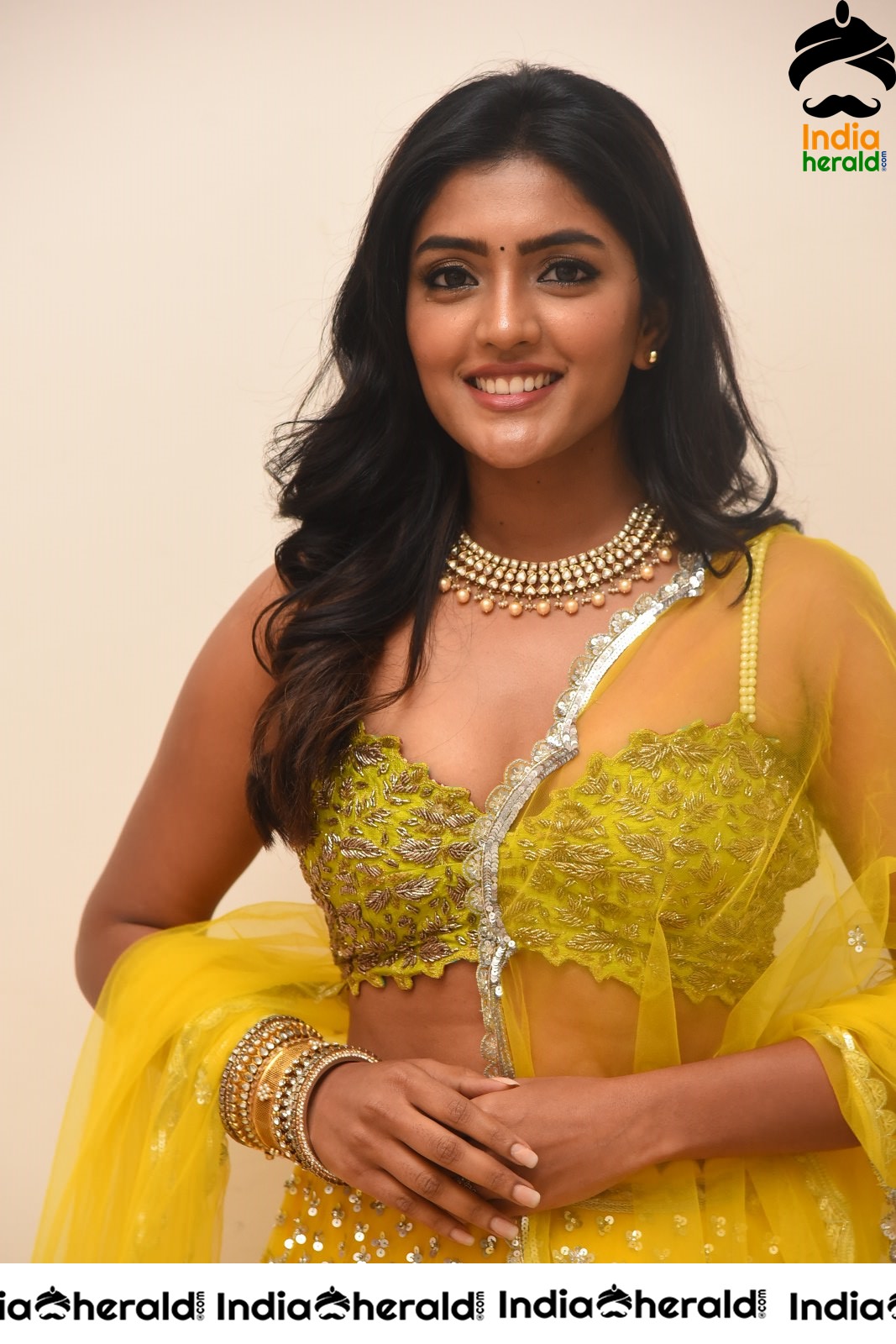 Eesha Rebba Hot In Yellow Sleeveless Blouse And Skirt Exposing Her Waist Set 3