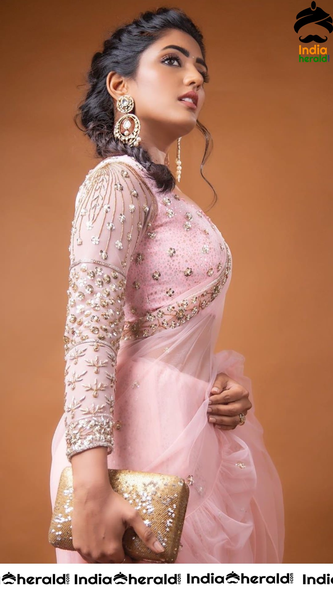Eesha Rebba Oozing Hotness in Pink Transparent Saree