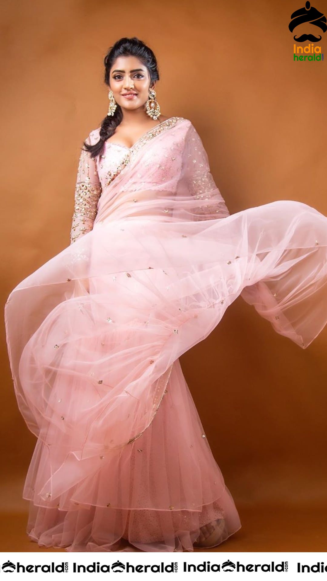 Eesha Rebba Oozing Hotness in Pink Transparent Saree