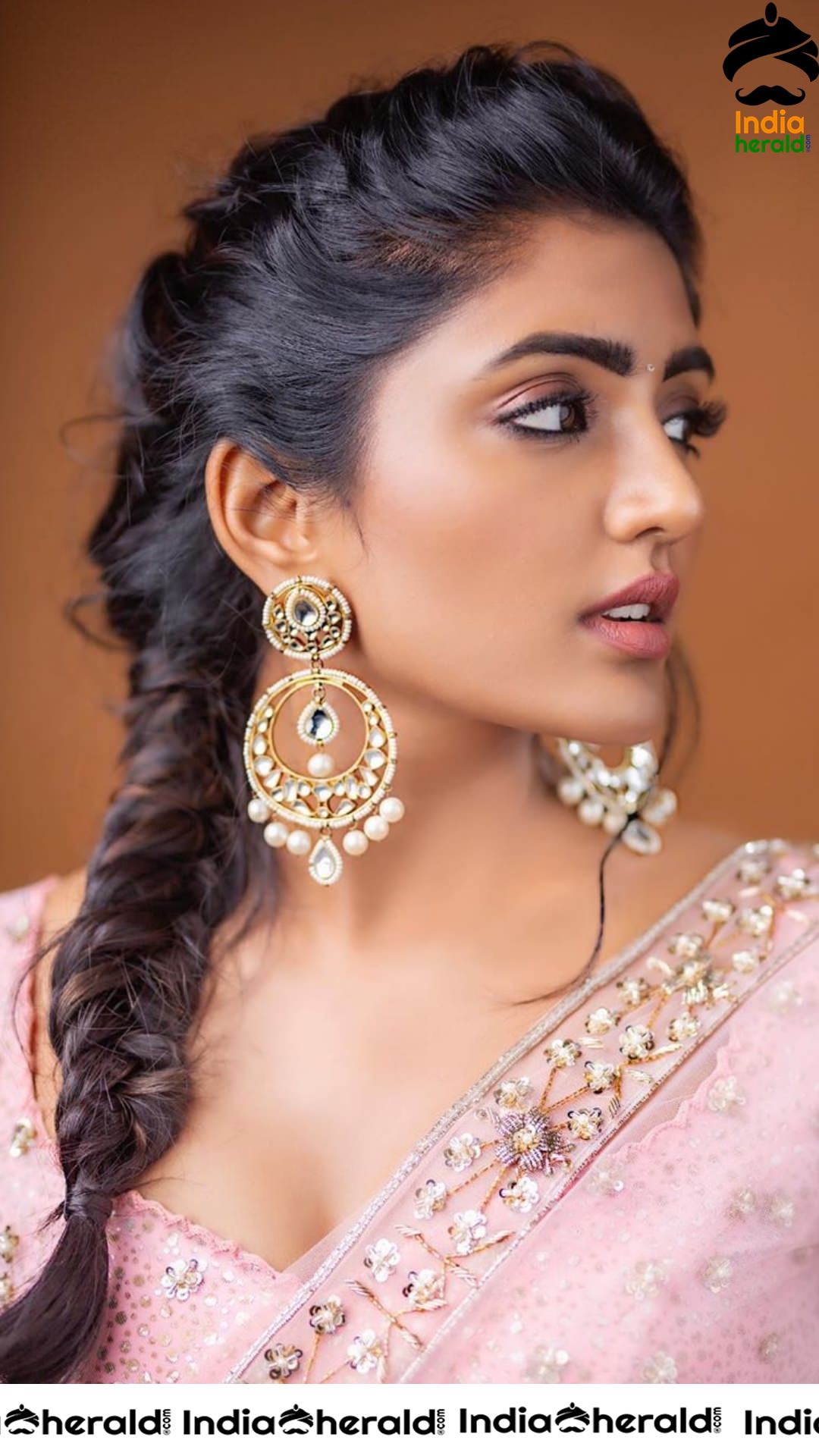 Eesha Rebba Oozing Hotness in Pink Transparent Saree