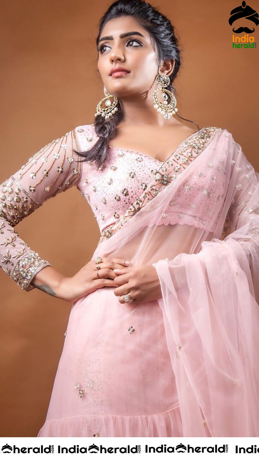 Eesha Rebba Oozing Hotness in Pink Transparent Saree