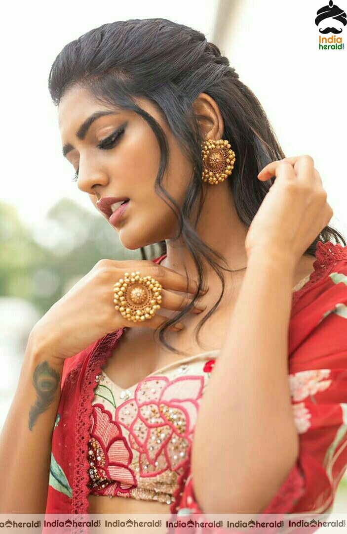 Eesha rebba shows her Sexy Waist Line in red dress