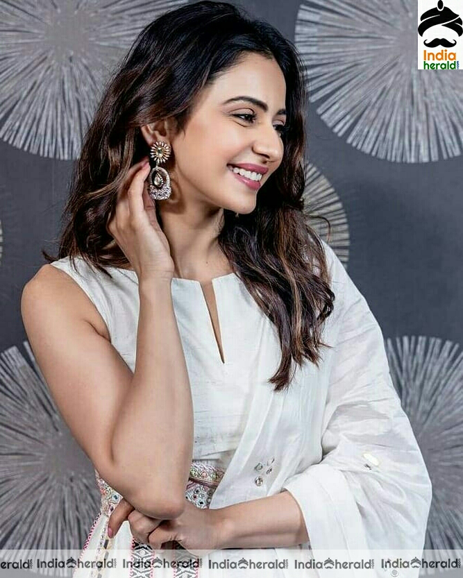 Elegant Rakul Preet looking gorgeous