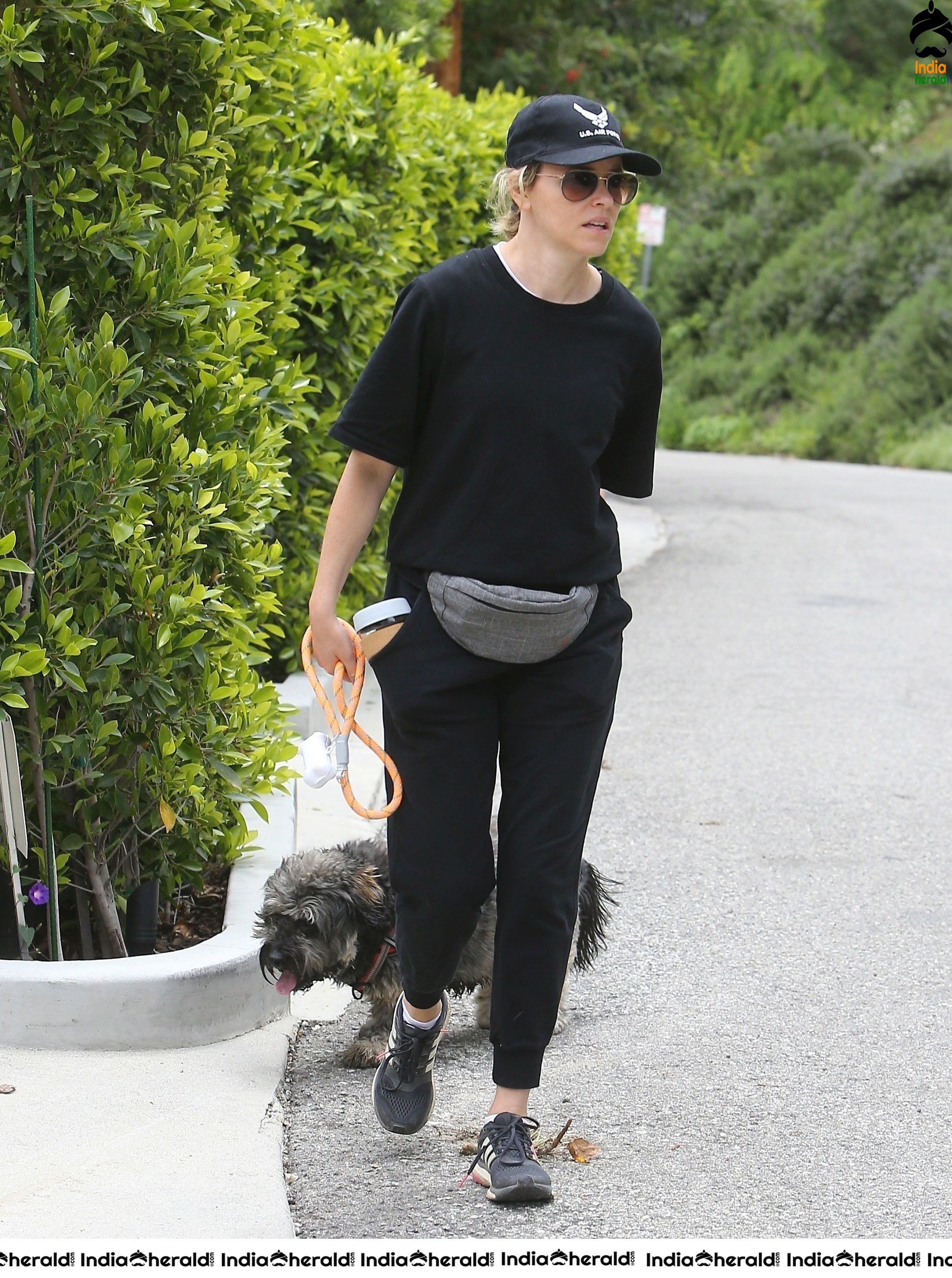 Elizabeth Banks Walks her dog in the Hollywood Hills despite Lockdown due to Corona Virus