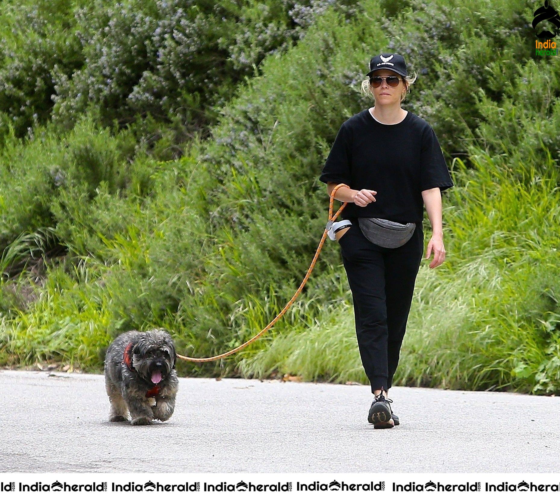 Elizabeth Banks Walks her dog in the Hollywood Hills despite Lockdown due to Corona Virus