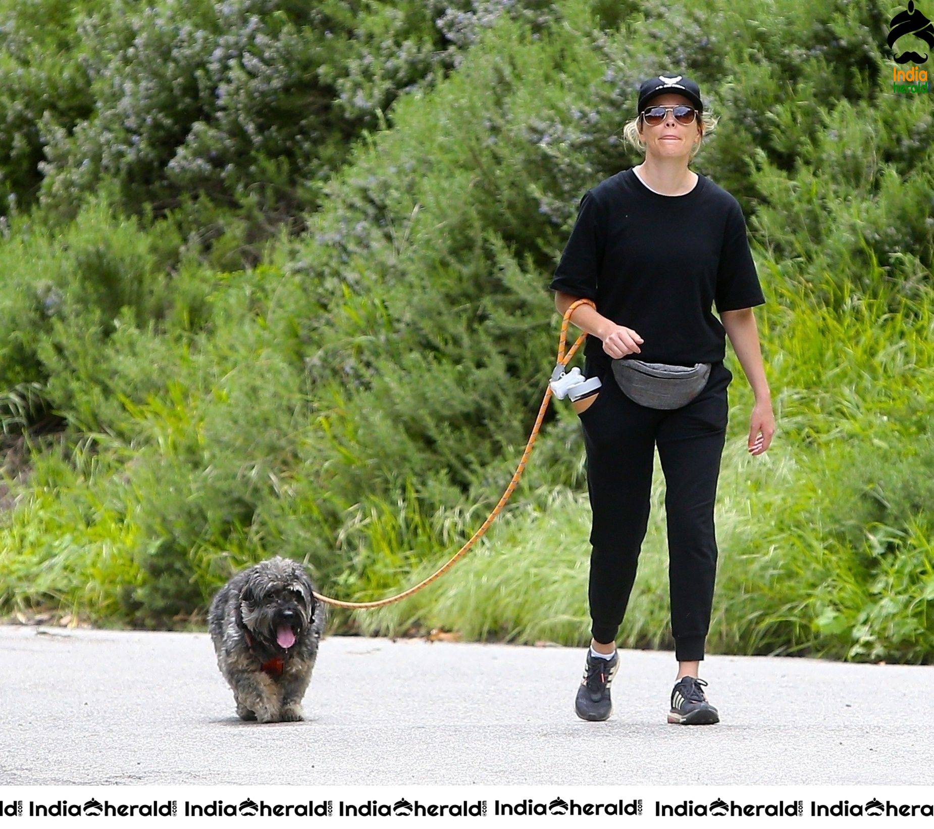 Elizabeth Banks Walks her dog in the Hollywood Hills despite Lockdown due to Corona Virus