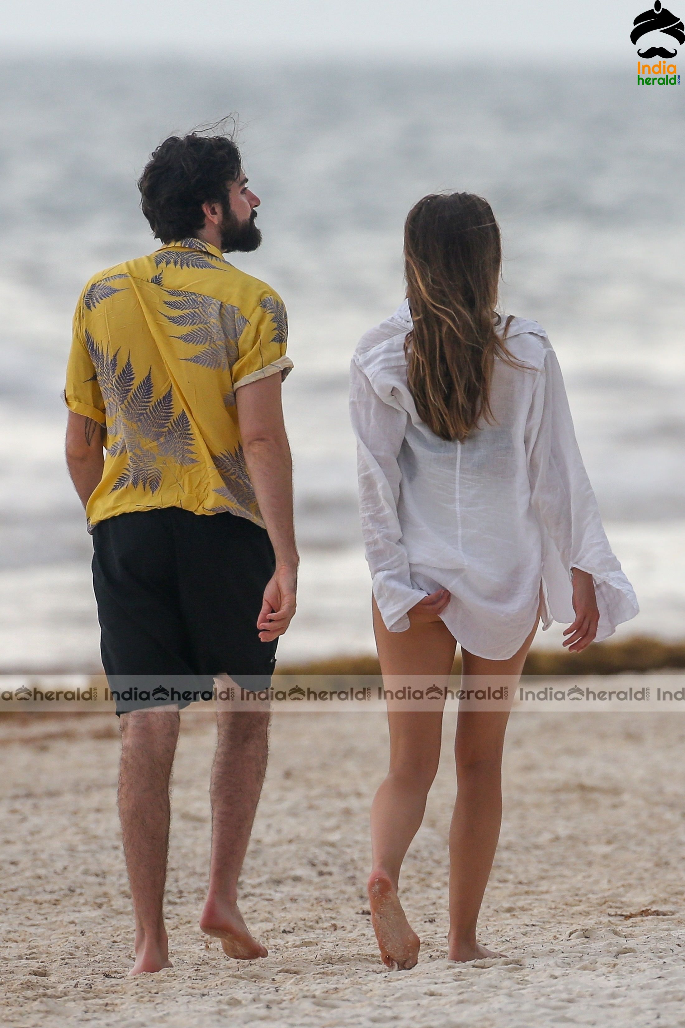 Elizabeth Olsen with her Boyfriend at a Beach in Mexico Set 3