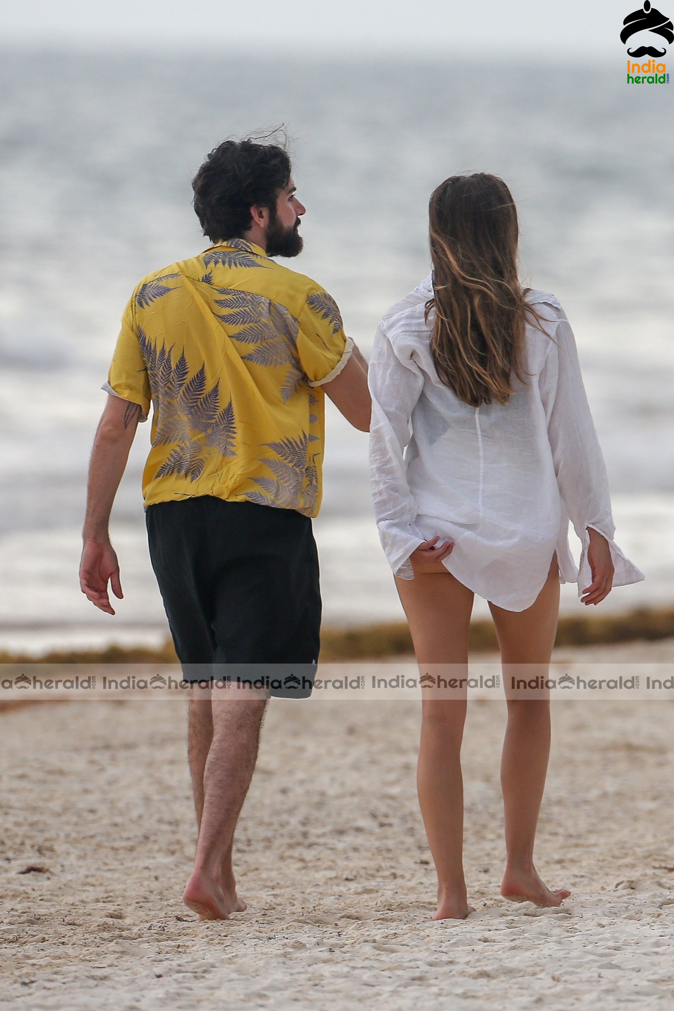 Elizabeth Olsen with her Boyfriend at a Beach in Mexico Set 3