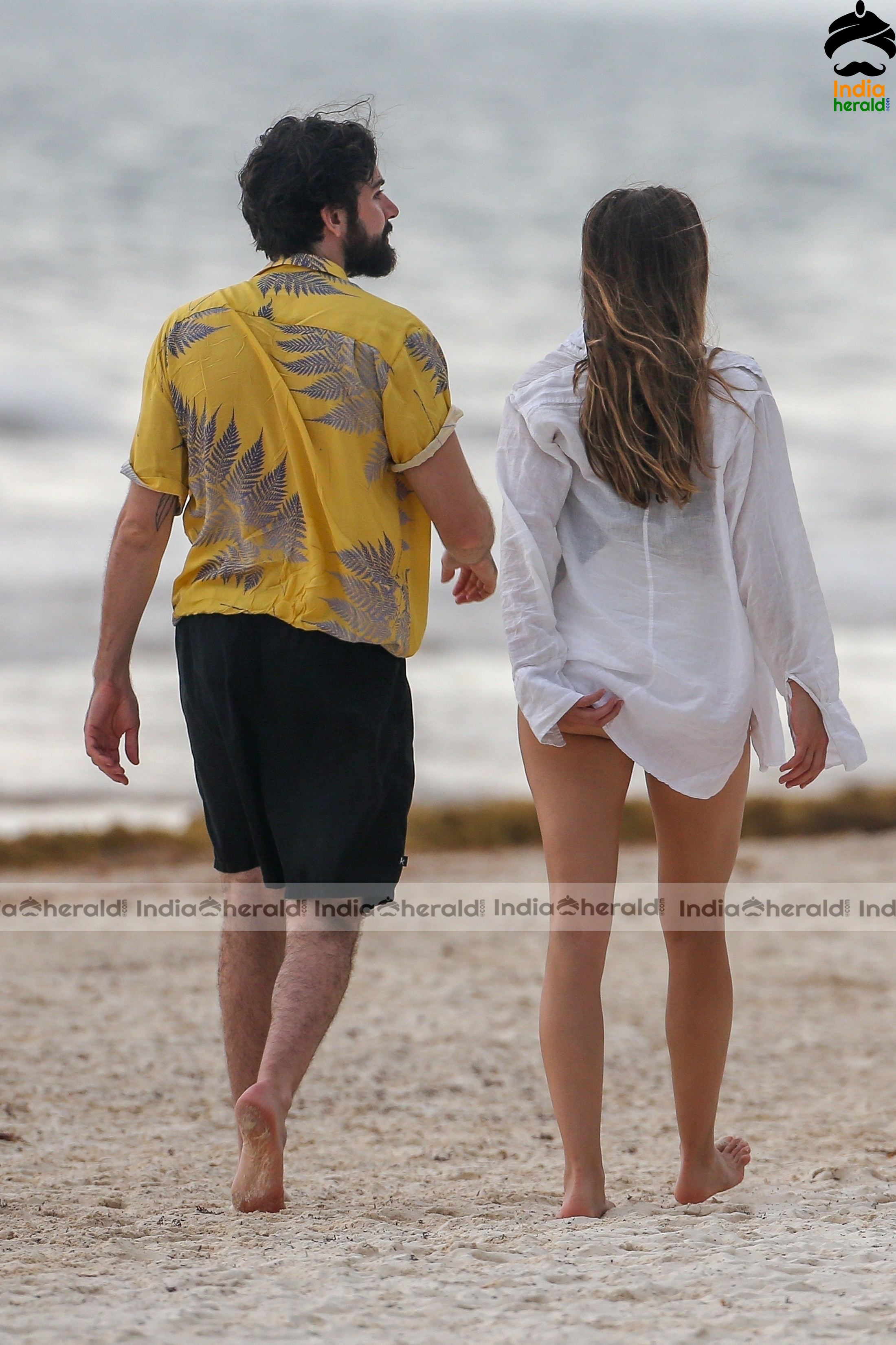 Elizabeth Olsen with her Boyfriend at a Beach in Mexico Set 3