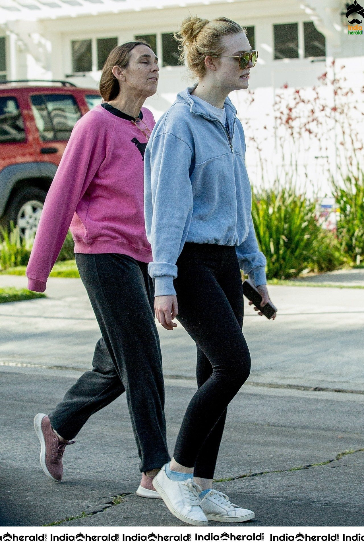 Elle Fanning caught in Paparazzi walking with her mother in Los Angeles
