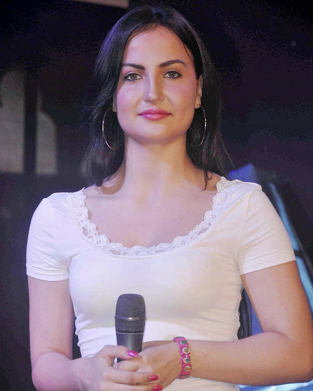 Elli Avram Hot Tempting Photos