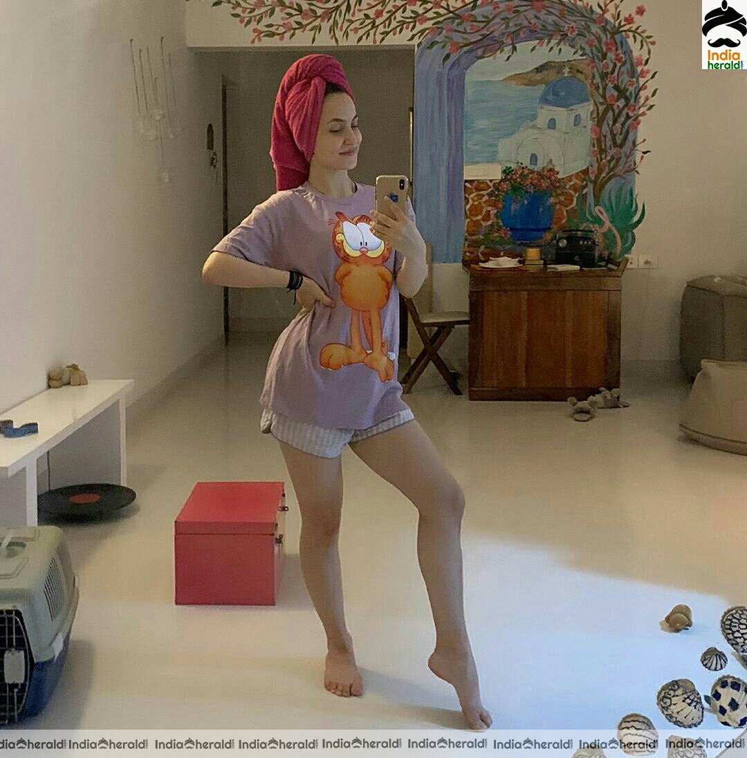 Elli AvrRam Enjoying Her Quarantine In Her Home Hot Photos