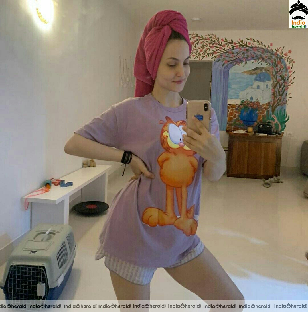 Elli AvrRam Enjoying Her Quarantine In Her Home Hot Photos