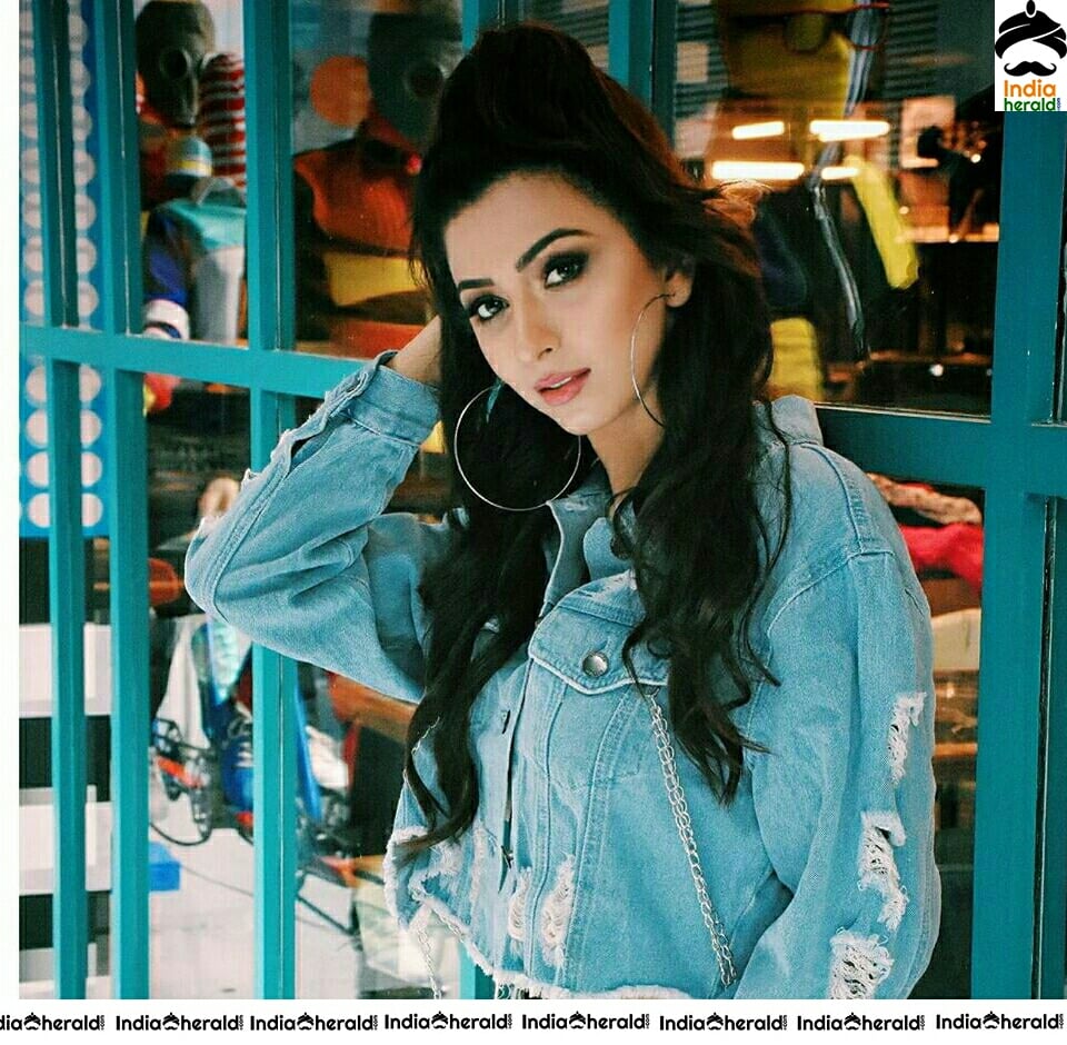 Eshanya Maheshwari Wearing Blue Geans Top And Blue Jeans Shorts
