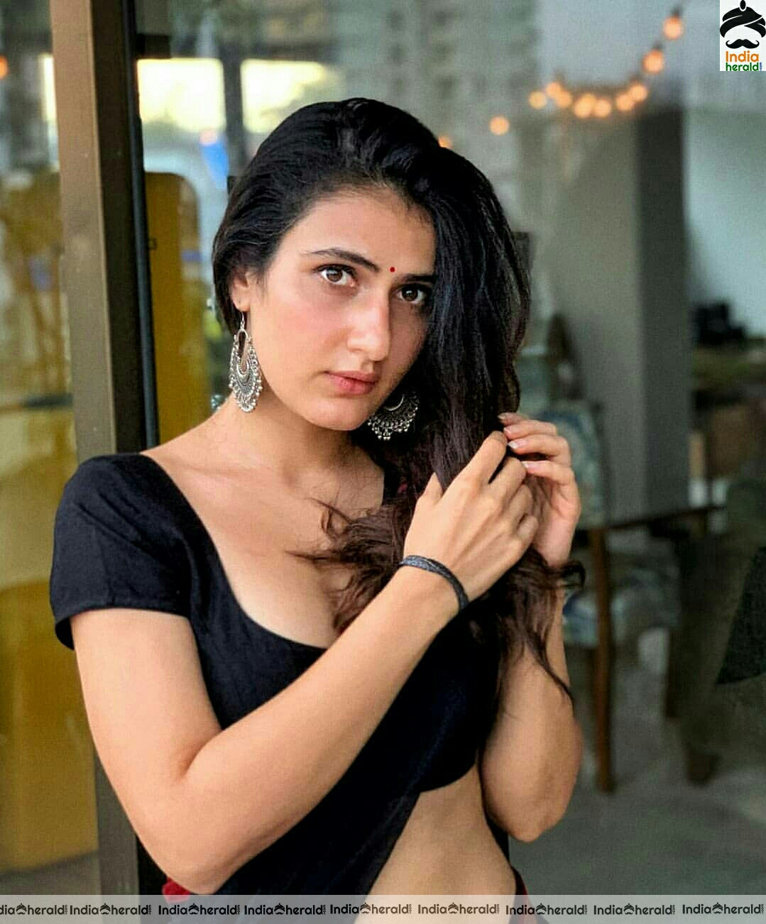 Fatima Sana Sheikh Shows hot midriff in saree and tempts our mood