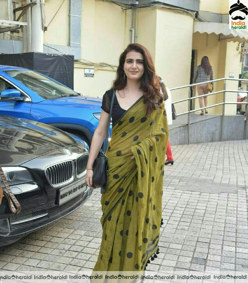 Fatima Sana Sheikh Spotted Outside juhu