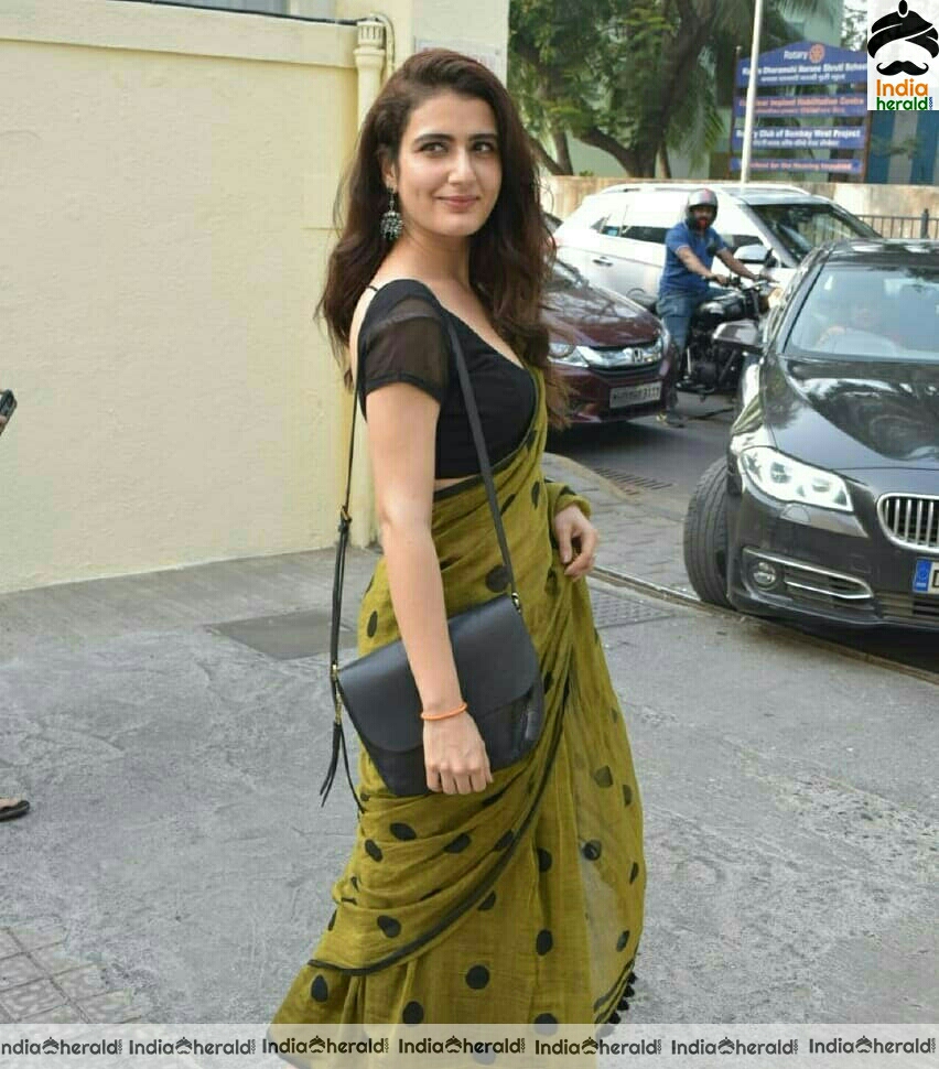 Fatima Sana Sheikh Spotted Outside juhu