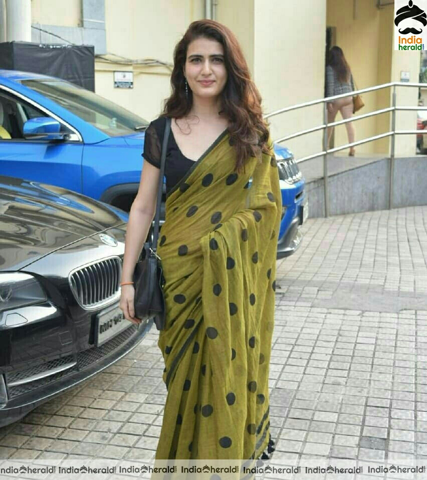 Fatima Sana Sheikh Spotted Outside juhu