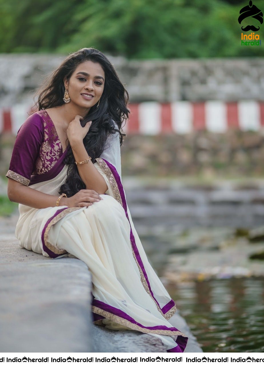 Gayathrie Shankar Latest Hot Photoshoot in Saree