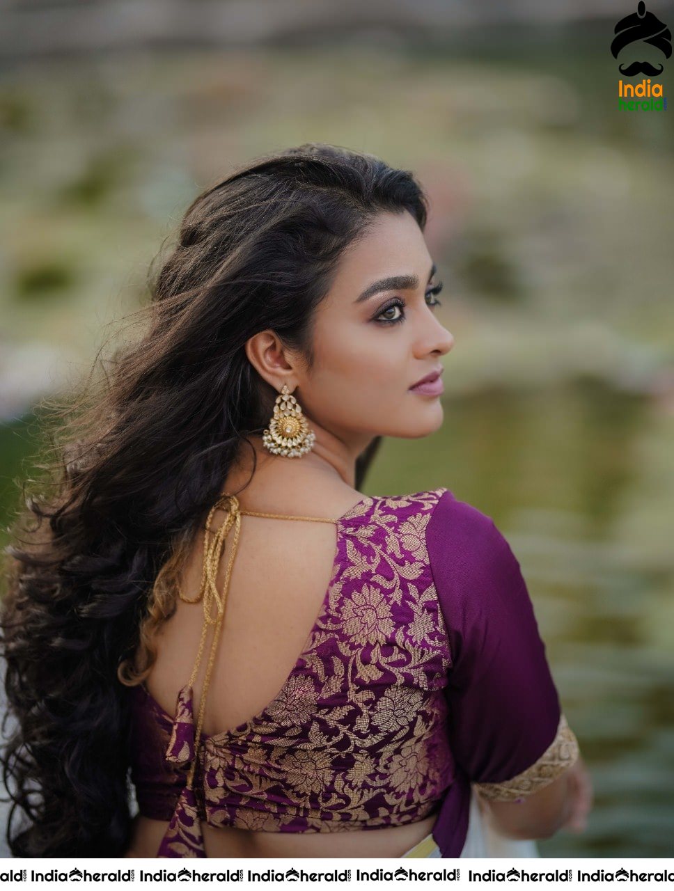 Gayathrie Shankar Latest Hot Photoshoot in Saree