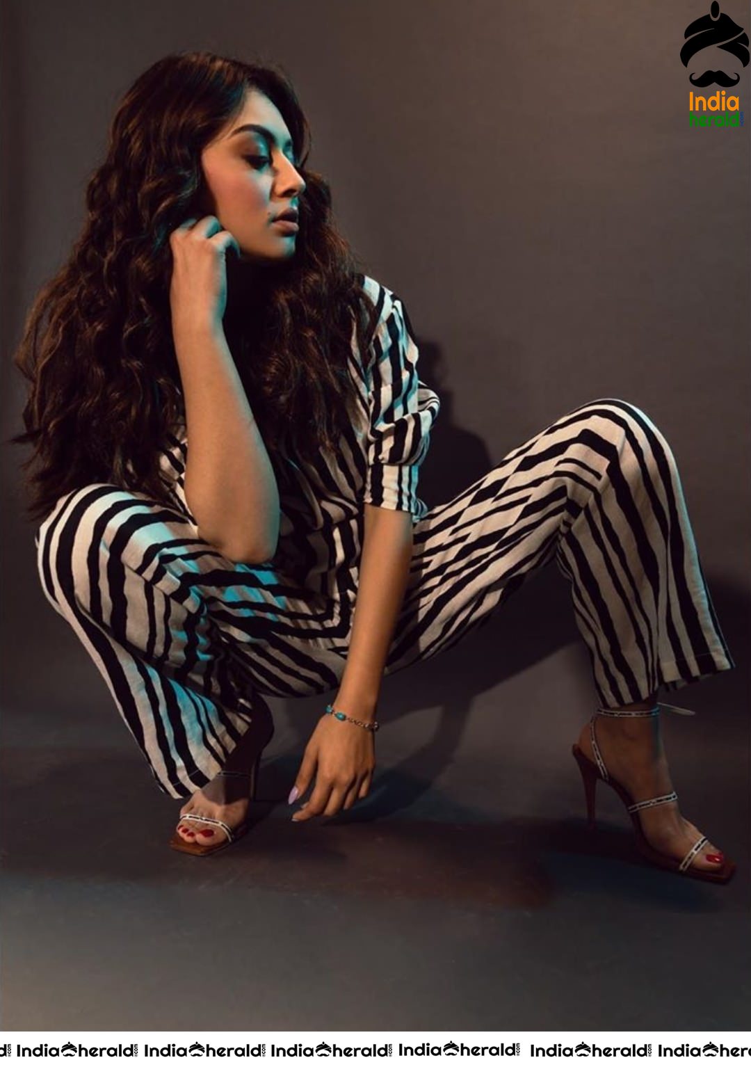 Hansika Motwani Shows her Teasing Waistline in these Recent Stills