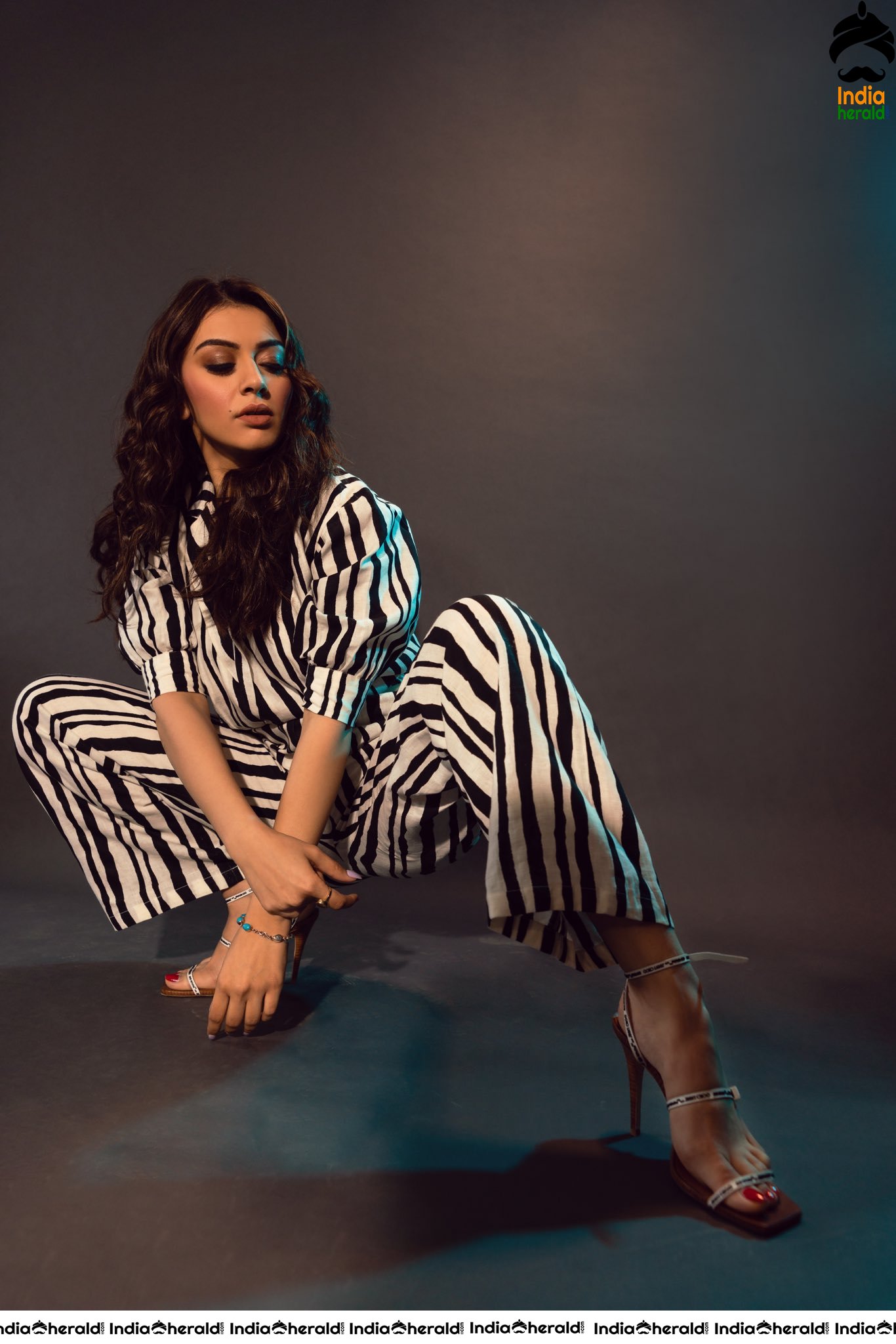 Hansika Motwani Shows her Teasing Waistline in these Recent Stills