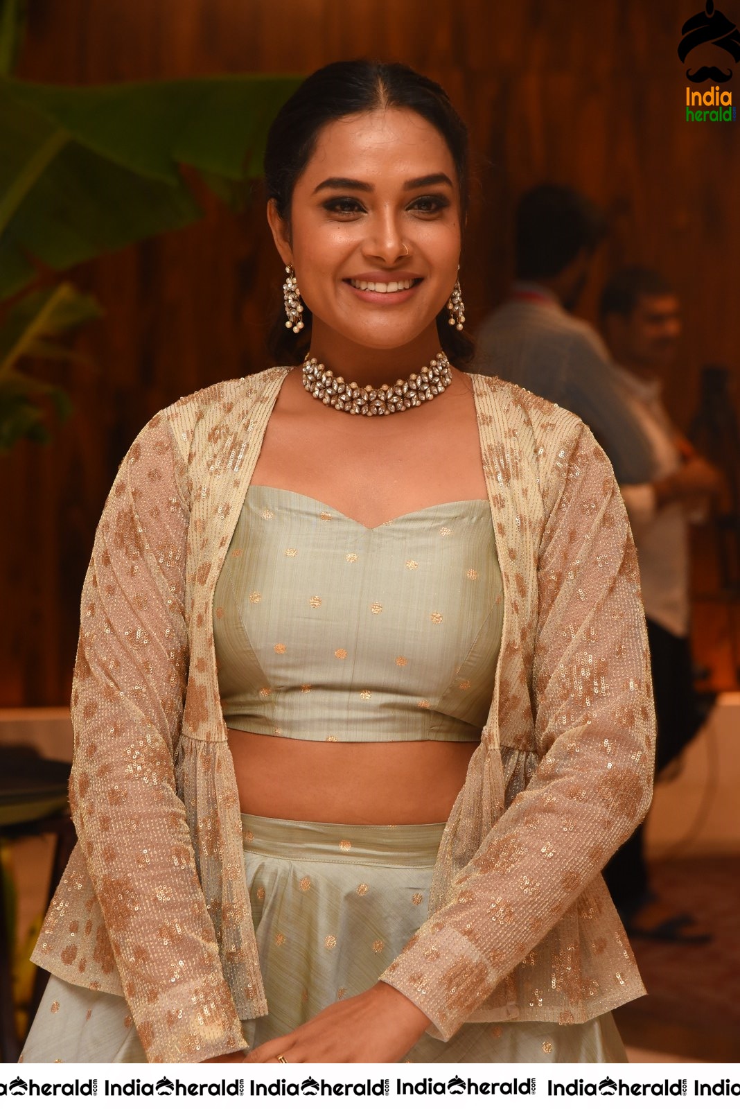 Hari Teja Hot Stills flaunting her Sexy waist Set 1