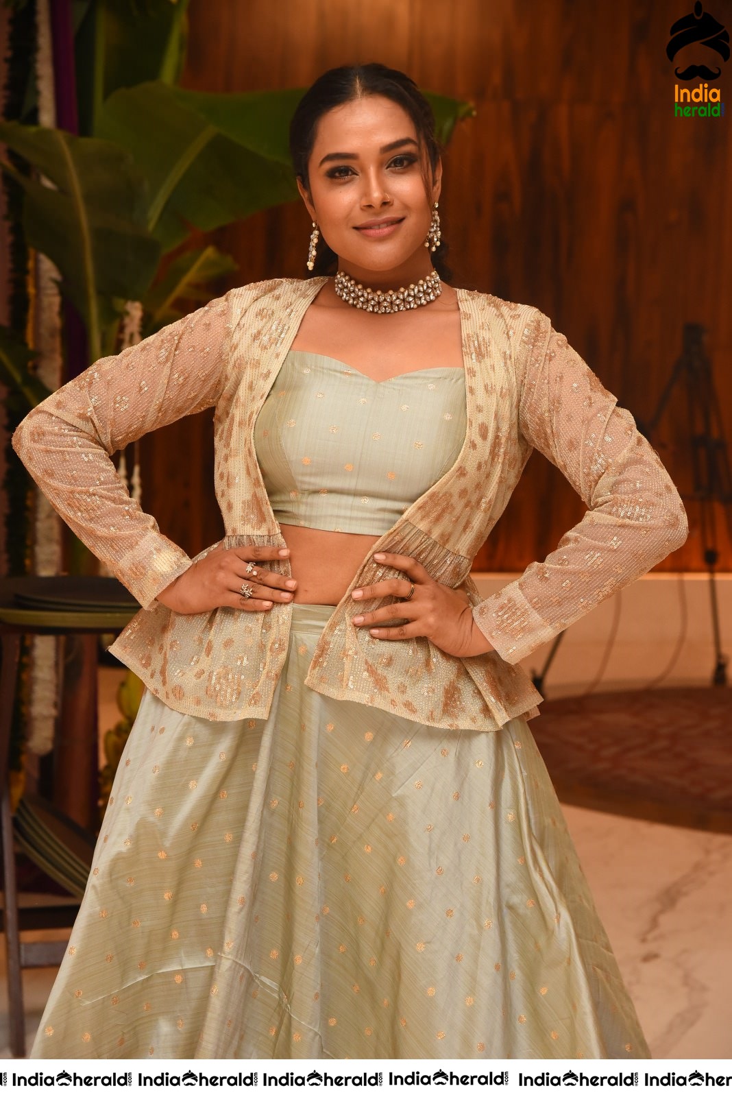 Hari Teja Showing her Hot Waistline Stills Set 2