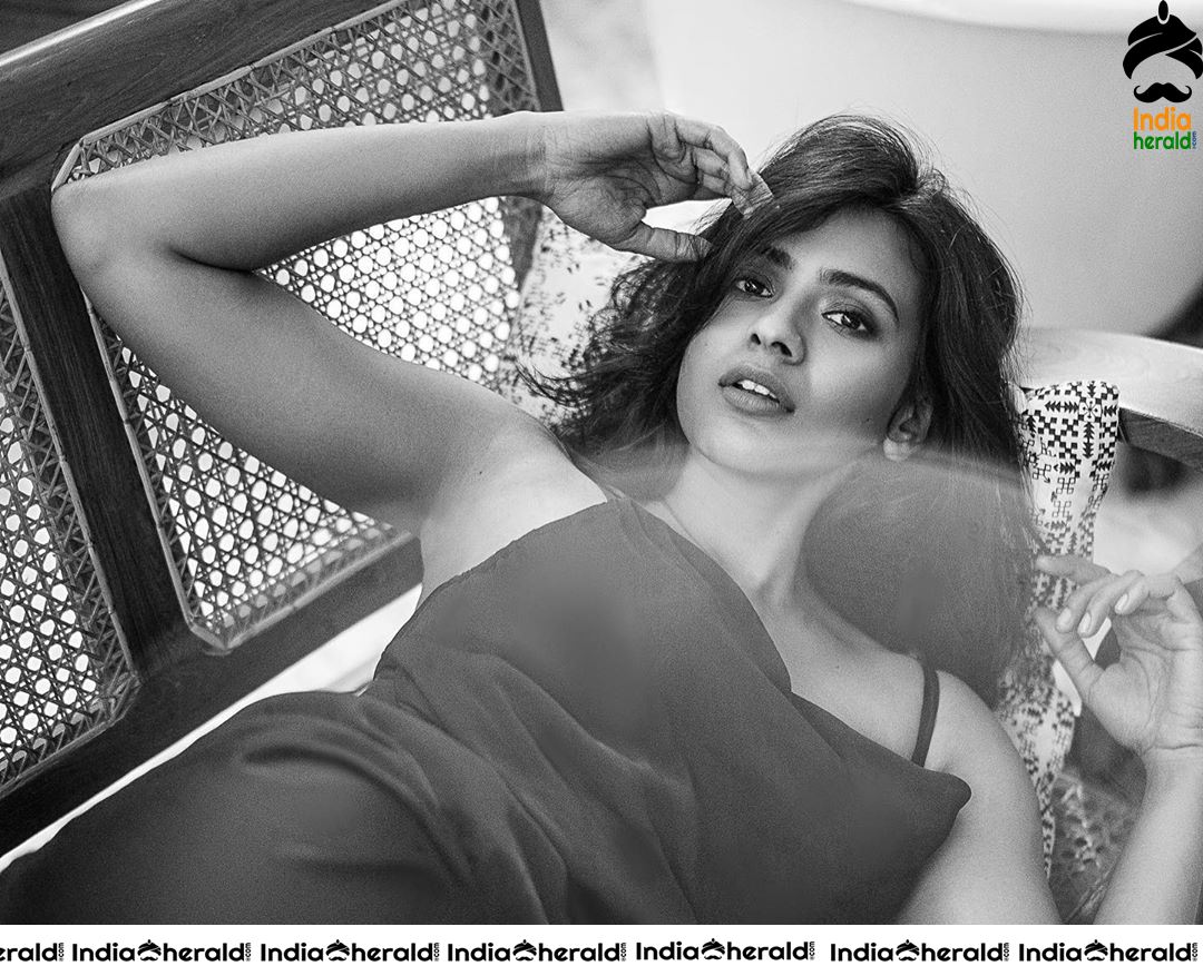 Hebah Patel Seducing and Damn Hot in Black and White Photoshoot