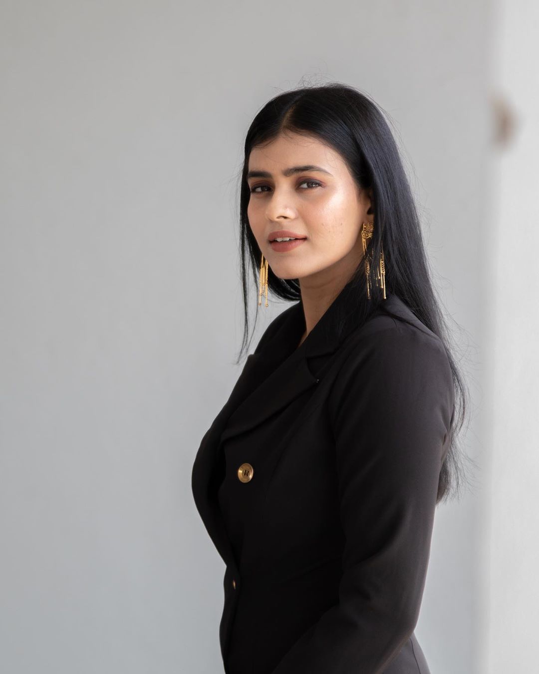 Hebah Patel stunning look images