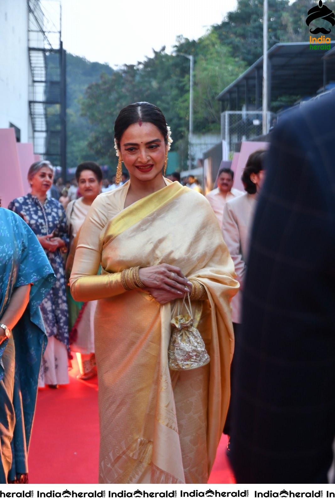 Hema Malini still possess the charm as she was clicked at ANR Awards Set 2