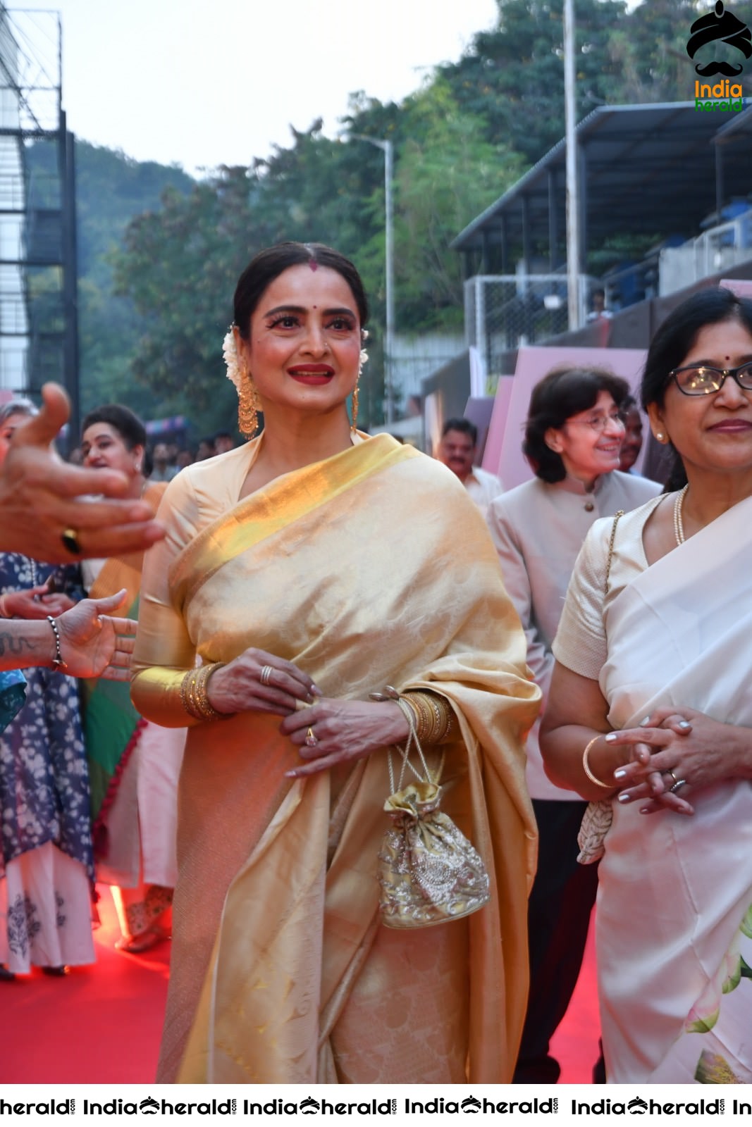 Hema Malini still possess the charm as she was clicked at ANR Awards Set 2