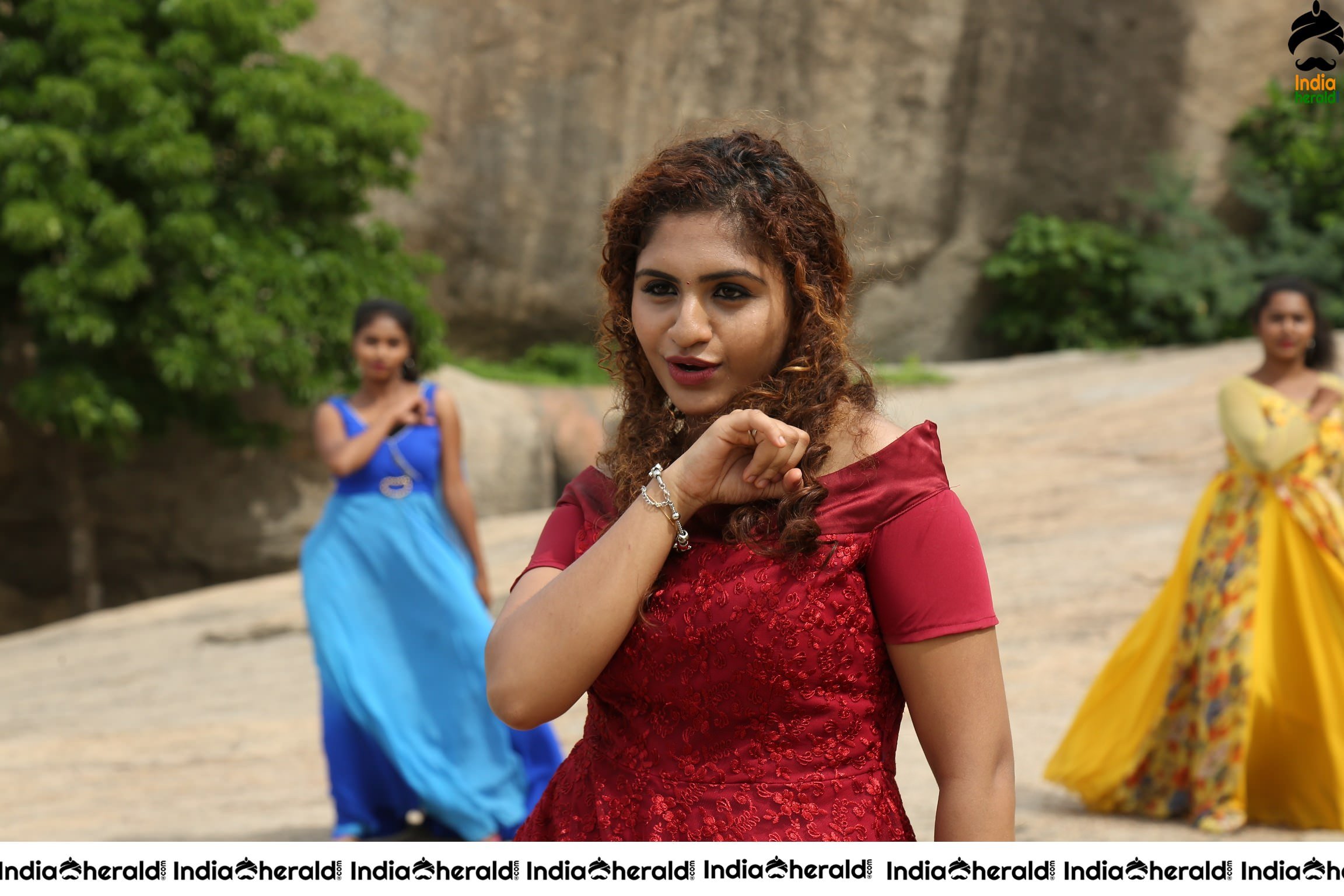 Heroine Noorin stills from Oollala Oollalaa movie Set 2