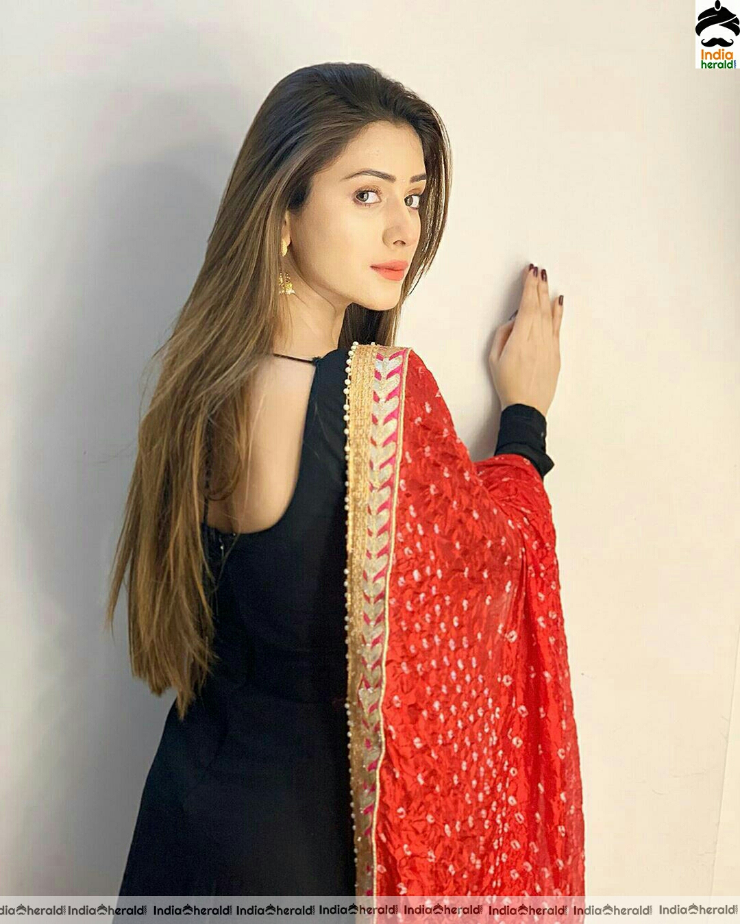 Hiba Nawab Cute Red And Black Chudi photo Stills