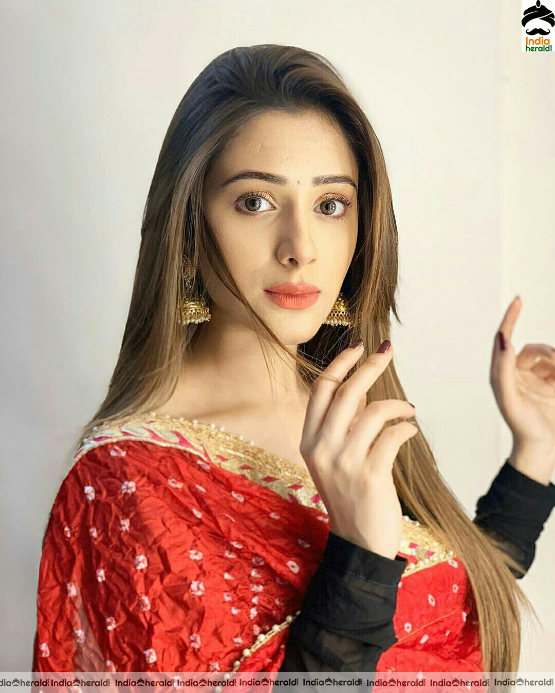 Hiba Nawab Cute Red And Black Chudi photo Stills