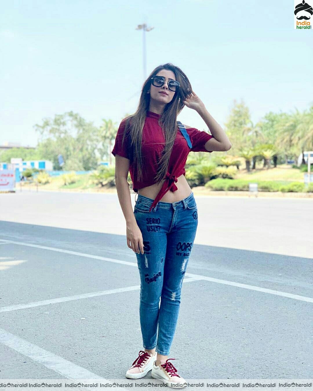 Hiba Nawab Hot Sexy Waistline Revealing Photos