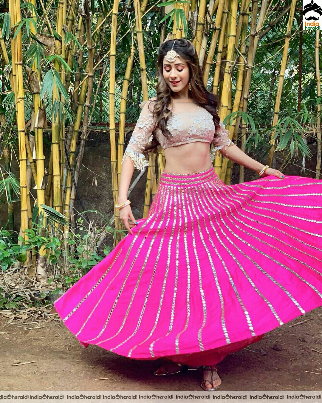 Hiba Nawab Shows Her Sexy Waistline In latest Clicks Set 2
