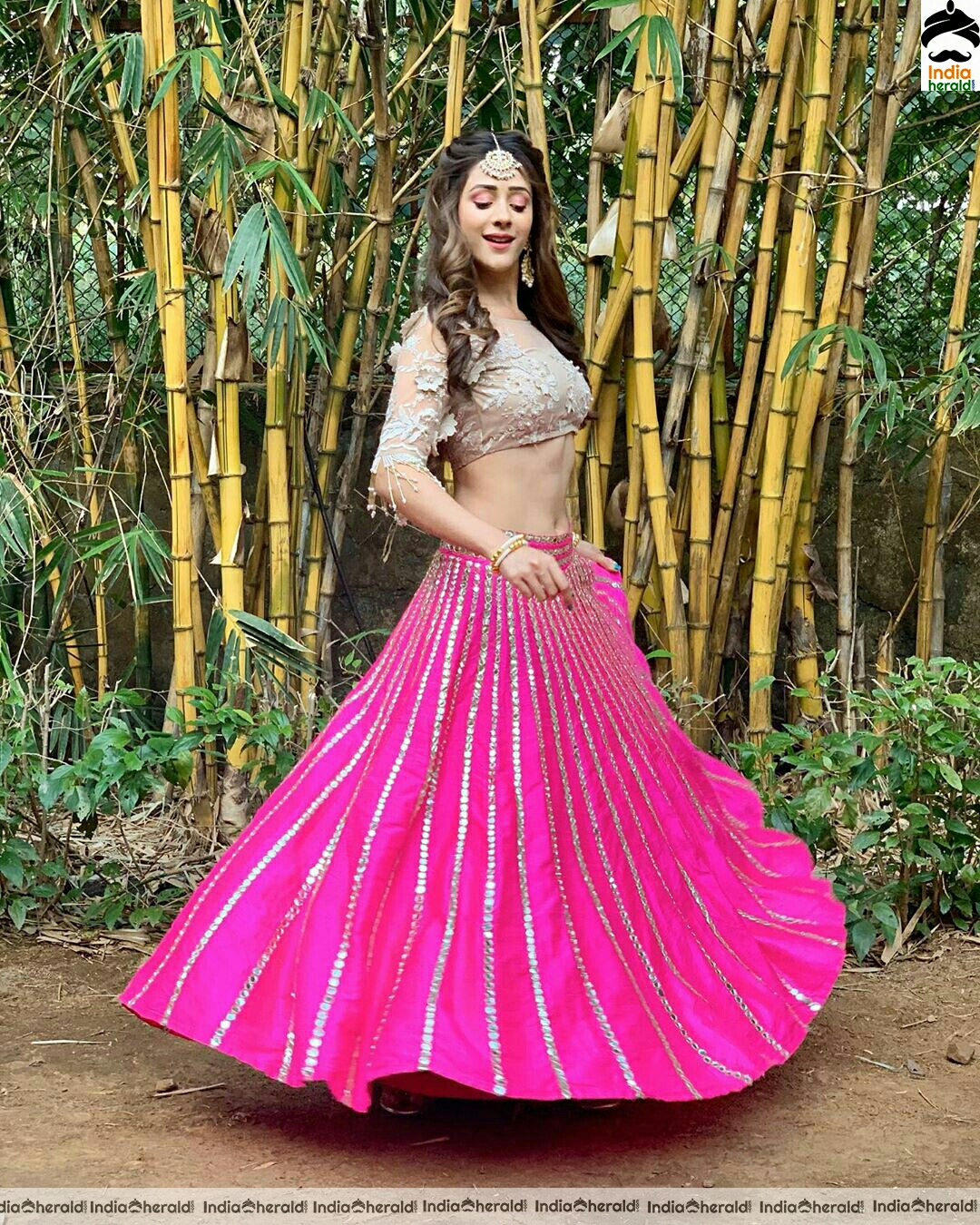 Hiba Nawab Shows Her Sexy Waistline In latest Clicks Set 2