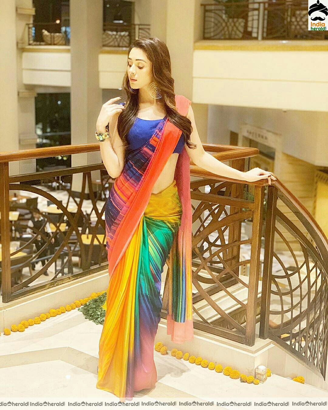 Hiba Nawab Tempting curves in saree