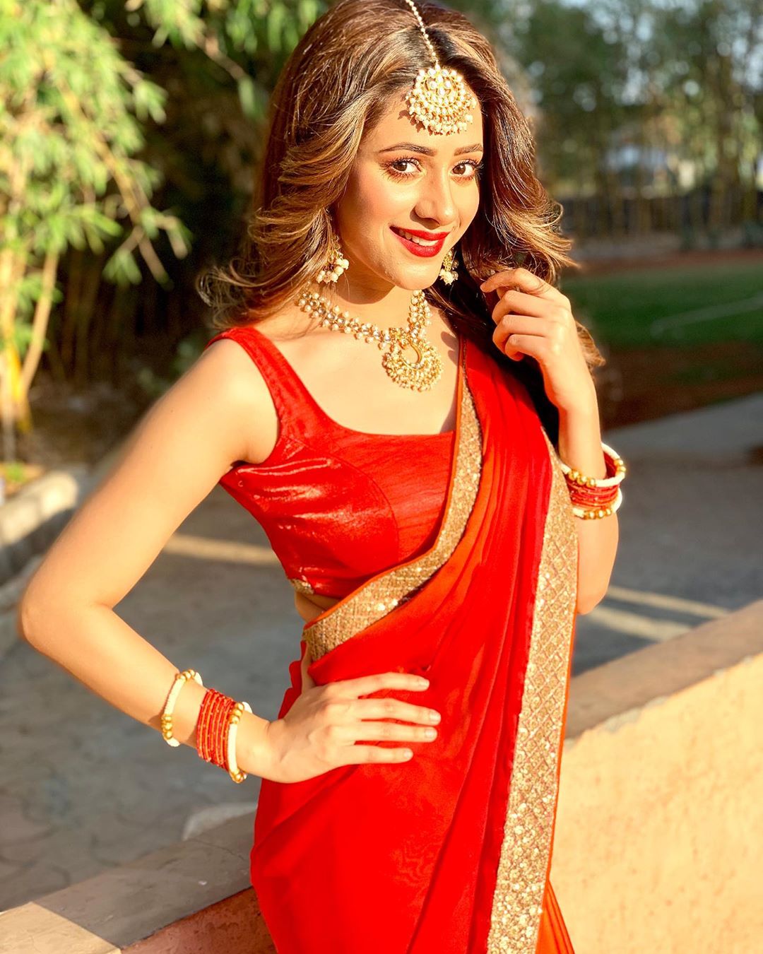 Hiba Oozes Hotness In Red Saree