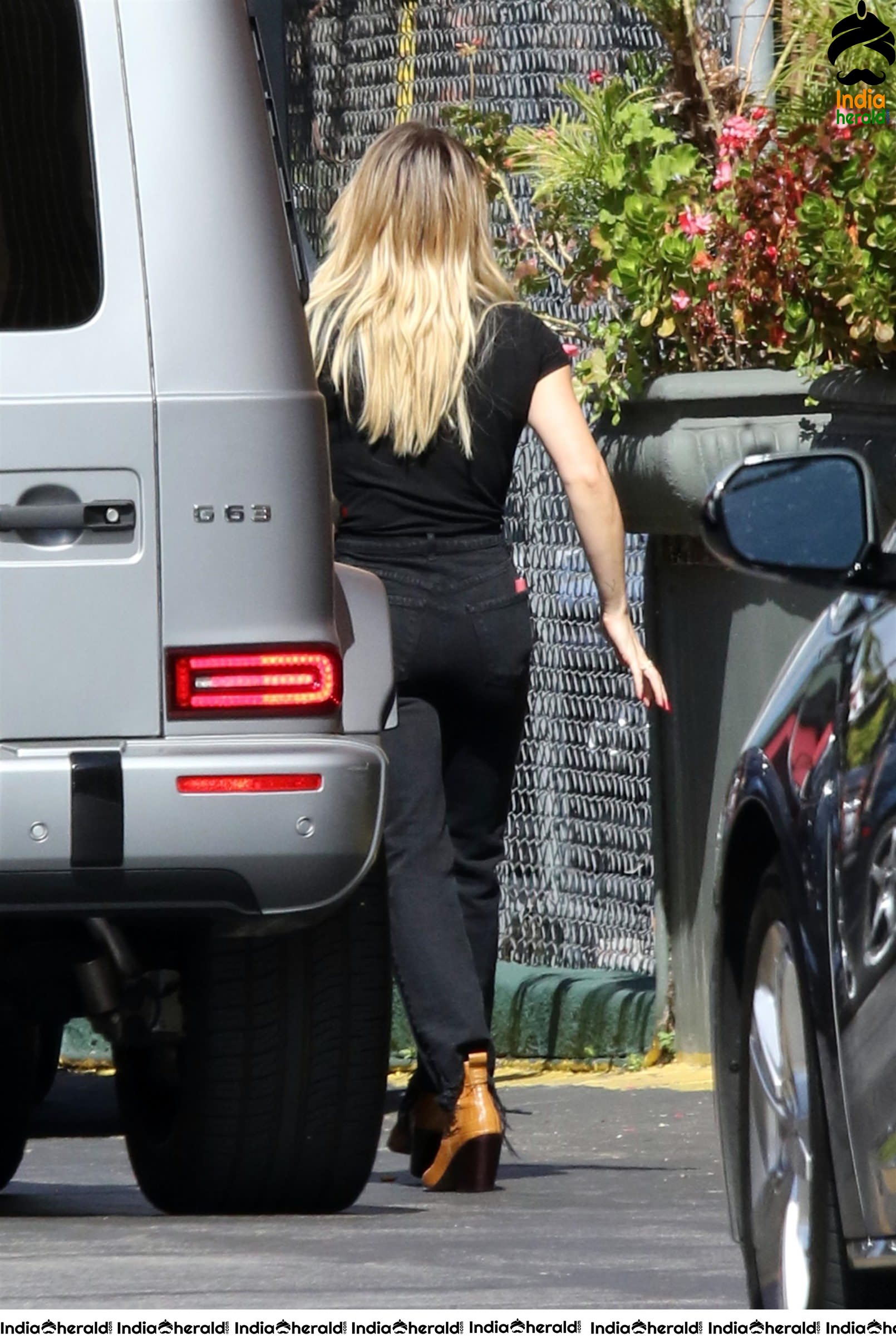 Hilary Duff spotted in Black attire while going to a meeting in Los Angeles
