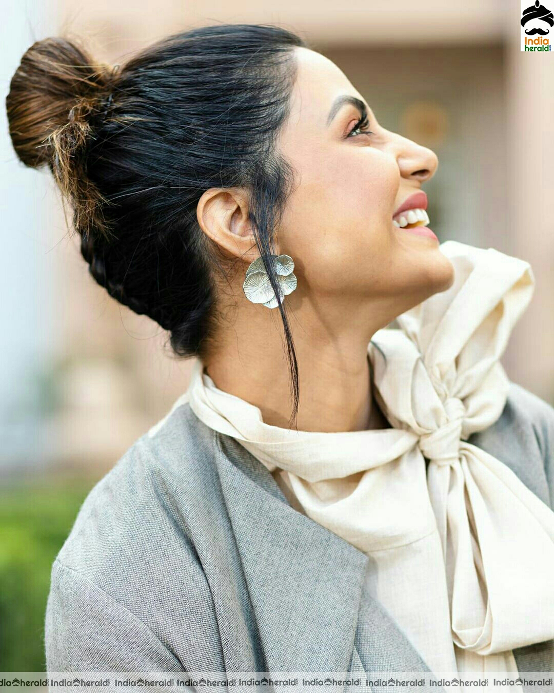 Hina khan Cute Ash Dress Stills