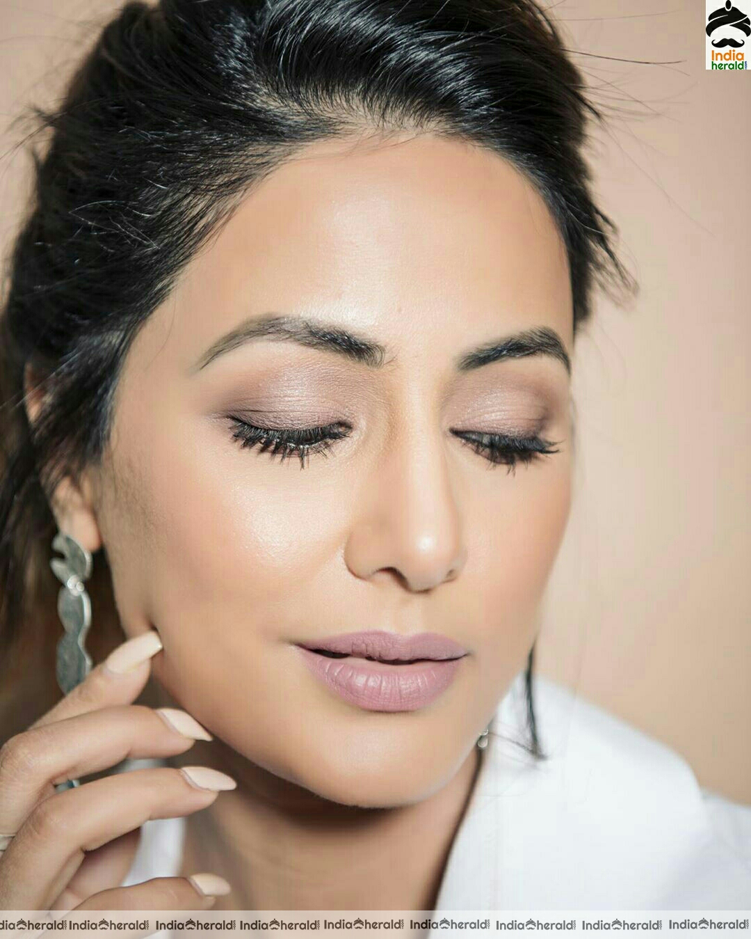 Hina Khan Cute Black and White Stills